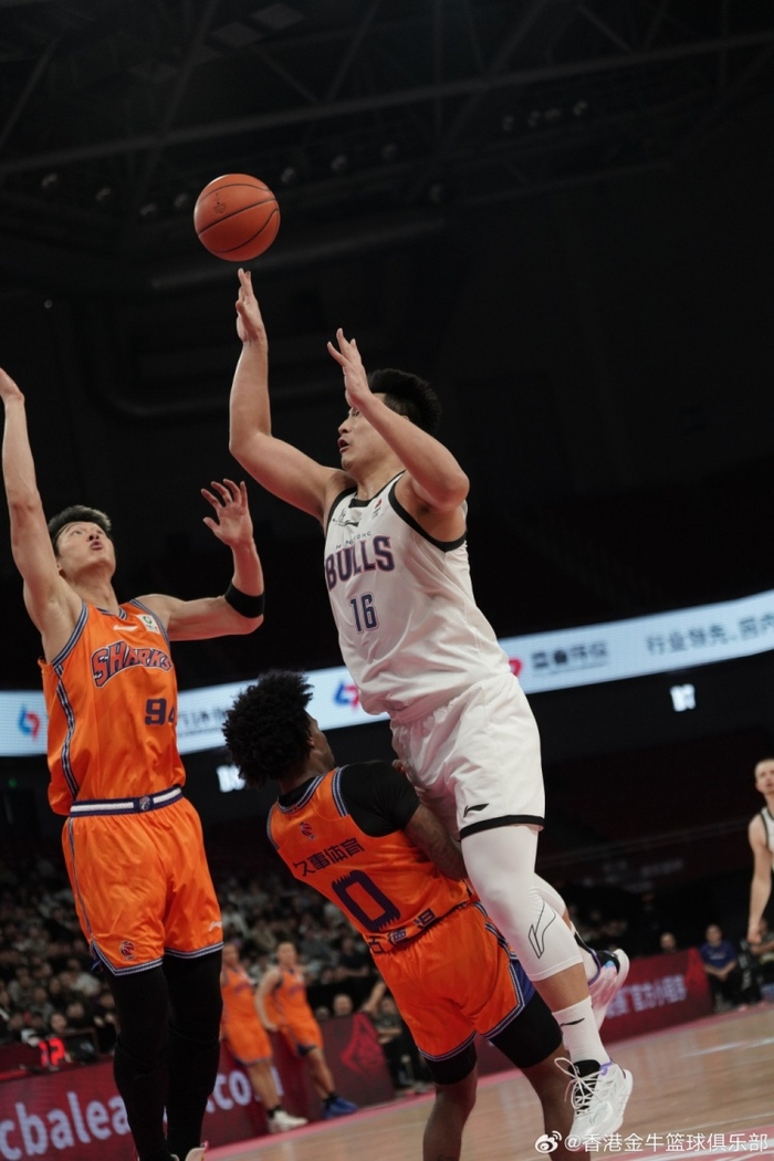 NBA常规赛赛程吃紧，上海海港今夜回应争议，话题不断，年轻球员得到机会的简单介绍